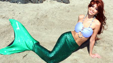 Die Meerjungfrau Riley Reid rettet einen Schiffbrüchigen und lutscht dessen Schwanz