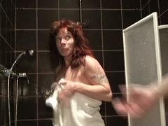 Rothaarige deutsche Hexe wird beim Duschen gedrillt