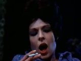 Klassische Dolly Sharp kriegt ihre Muschi geleckt, während sie raucht