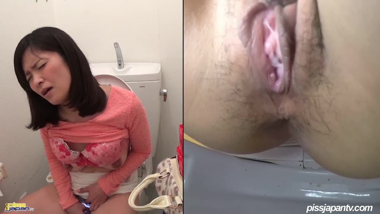 Geile Japanerin wird beim Masturbieren auf dem Klo heimlich gefilmt