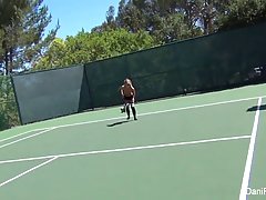 Grosstittiges Babe Cherie Deville spielt Tennis während ihr Freund dabei zuschaut