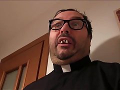 Ein fetter Priester liebt es ein notgeiles Pärchen beim Sex zu beobachten