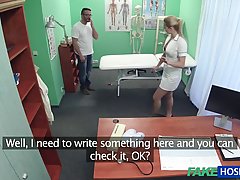 Blonde Krankenschwester sagte zu ihren Patienten das er seine Hose auszieht und ihre befeuchtete Muschi leckt