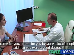 Diese wollustige Frau hat die Chance ergriffen, um Sex mit ihrem Arzt in seinem Büro zu haben