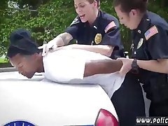 Nimmersatte Polizistin nuckelt an seinem großen schwarzen Schwanz