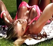 Die wunderschöne Danielle Maye beim Masturbieren auf dem Rasen