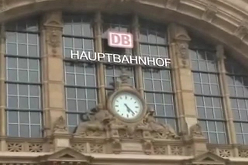 2 Schlampen am HBF Frankfurt sex am Bahnof in Deutschland