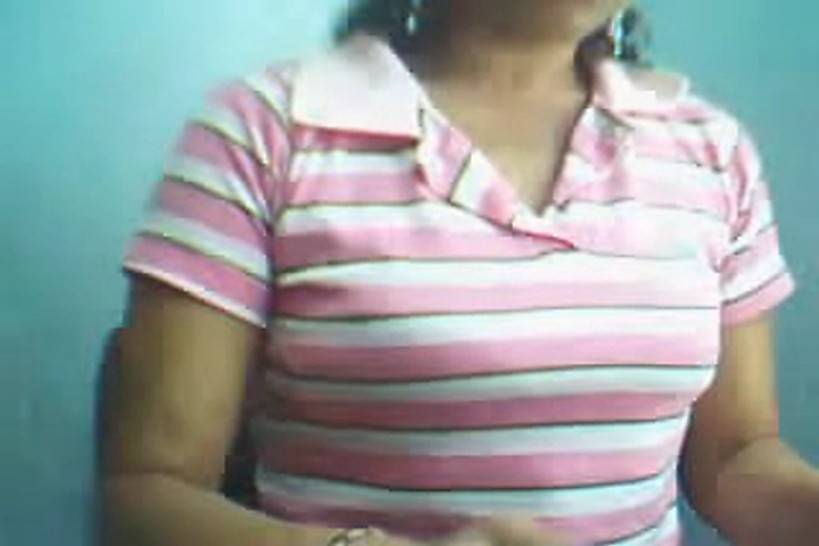 Latina zeigt dem Webcam Publikum was sie unter dem Rökchen hat 