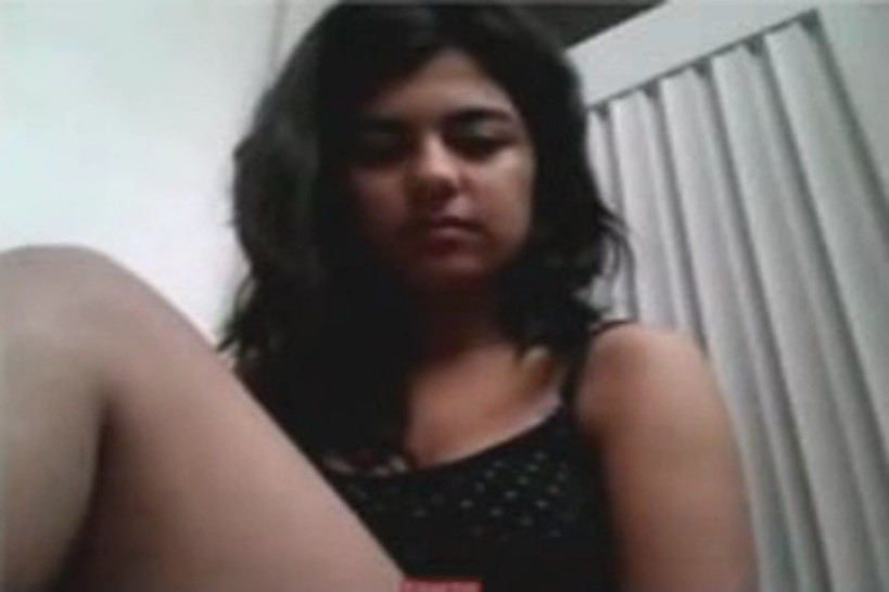 Heisses, arabische Mädchen zeigt ihren Körper bei vivid vor der Webcam