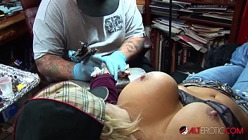 Sexy Shyla Stylez bekommt ein neues Tattoo
