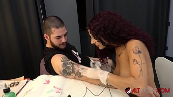 Sexy Tattoo-Maus Mara Martinez braucht es hart