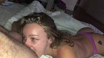Sie leckt gerne den haarigen Arsch ihres Mannes