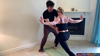 Stiefsohn hilft seiner Stiefmutter beim Yoga