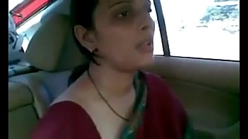 Indische Hausfrau lässt sich im Auto durchficken