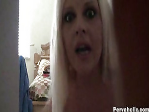 Blonde Schlampe findet eine versteckte Kamera in ihrem Zimmer