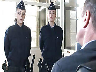 Mädchen in Uniform und ihr Vorgesetzter