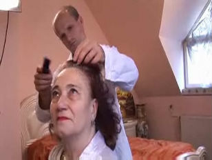 Warum es Großmutter liebt, wenn ihr Haar gemacht wird